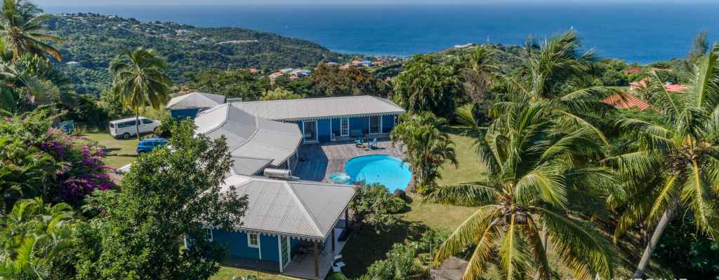 VILLA DE PLAIN- PIED – VUE PANORAMIQUE SUR MER ET MONTAGNE PELEE